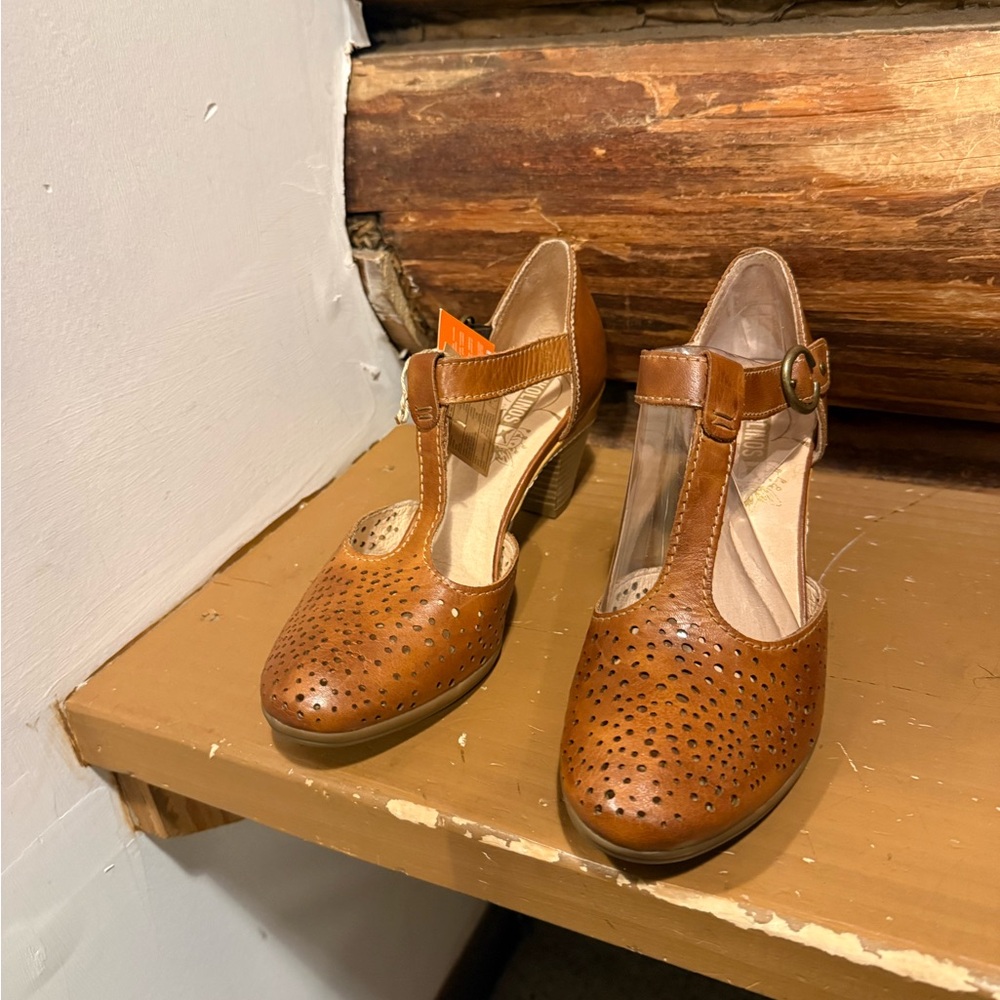 🤎NWT Pikolinos Brown T-Strap Women's 40 Shoes